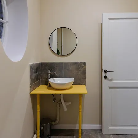 #bright And Charming 2br Family